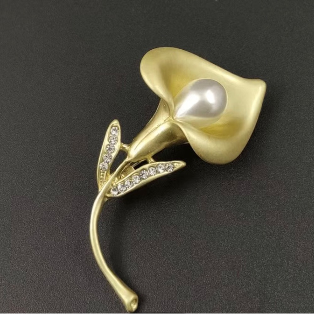Tulip brooch pin - GOLD with a pearl